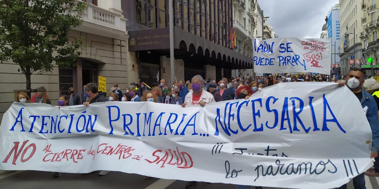 Miles de personas claman en el centro de Madrid contra el deterioro de la Atención Primaria (galería)