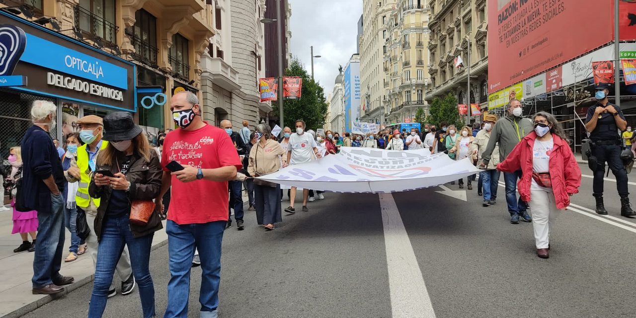 Miles de personas claman en el centro de Madrid contra el deterioro de la Atención Primaria (galería)