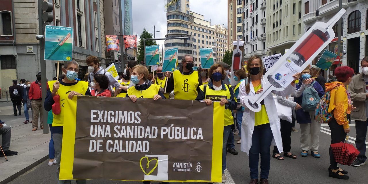 Miles de personas claman en el centro de Madrid contra el deterioro de la Atención Primaria (galería)