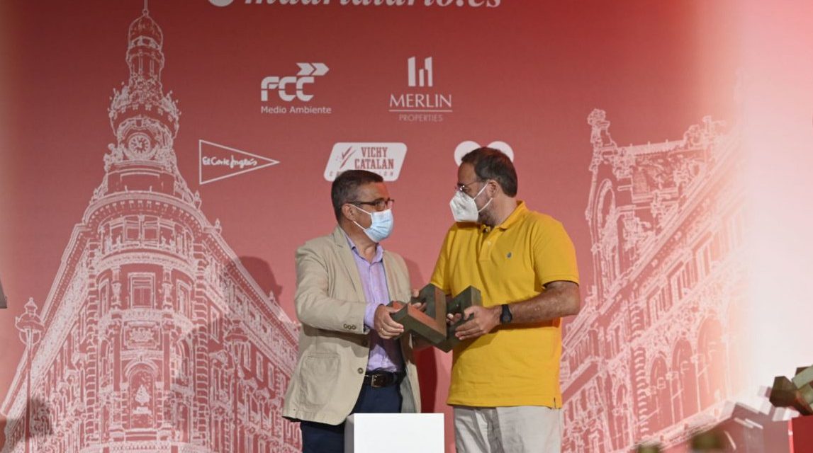Quique Villalobos recibe el premio Madrid 2021 a la mejor Iniciativa Solidaria en nombre de las despensas solidarias