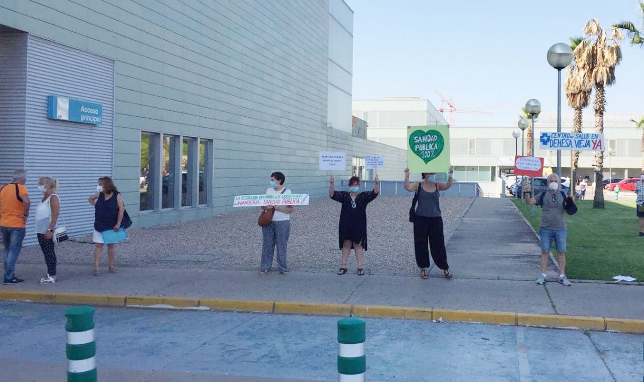 La Comunidad de Madrid impide una “plantación” de carteles por la sanidad pública en los jardines del Hospital Infanta Sofía