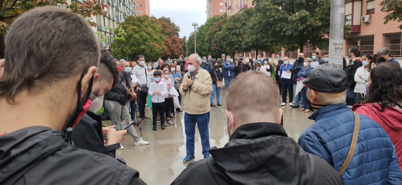 Más de un centenar de personas participan en una asamblea contra el crematorio de la M-40