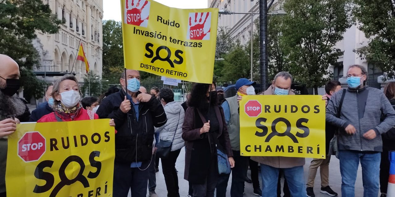 Las asociaciones vecinales se concentran para pedir al Ayuntamiento de Madrid que no permita la prórroga de las terrazas covid
