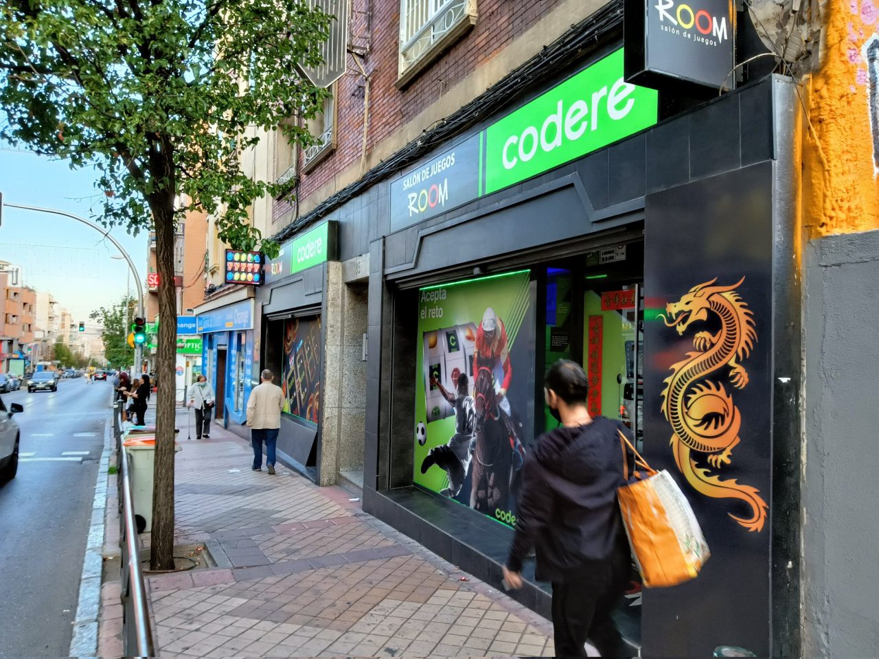 La FRAVM reclama prohibir los locales de apuestas que estén a menos de 500 metros de un centro de enseñanza