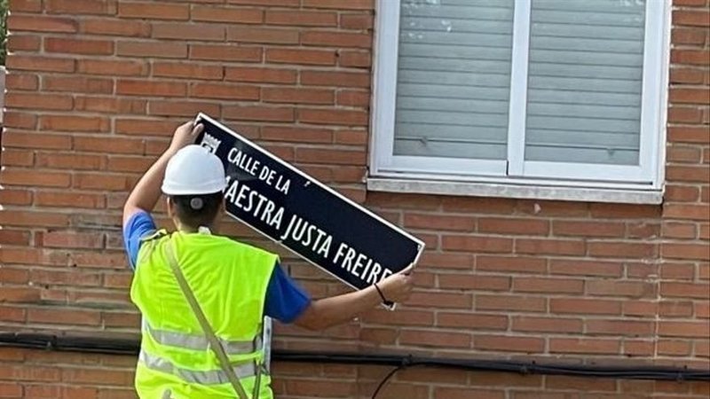 Decenas de colectivos sociales convocan una concentración por la restitución del nombre a la calle Maestra Justa Freire