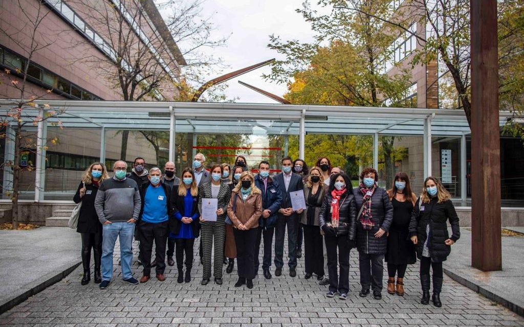 Partidos políticos de izquierda y organizaciones sociales exigen la retirada del amianto de los centros educativos