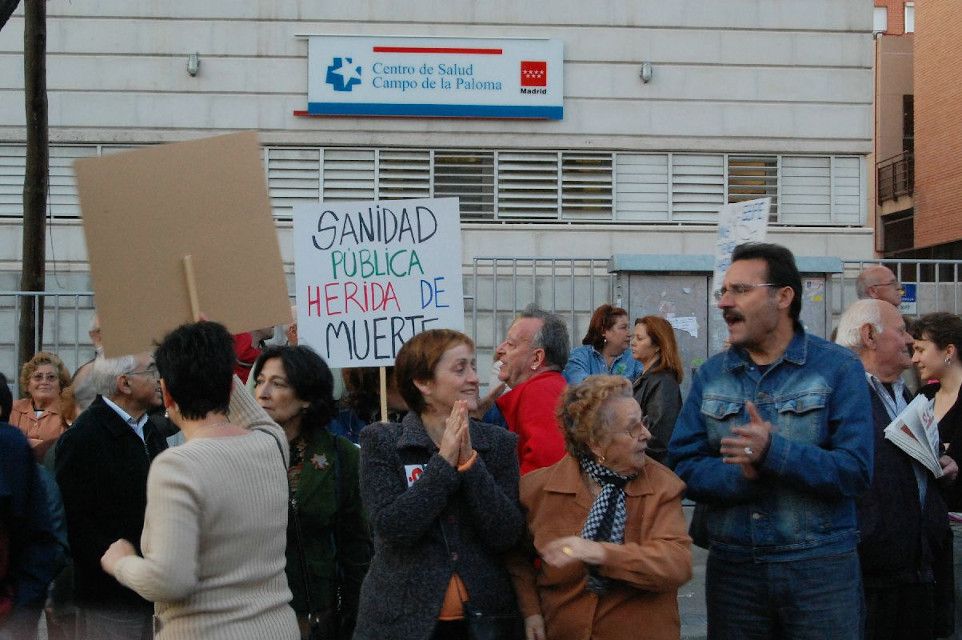 Concentración vecinal ante la situación crítica del Centro de Salud Campo de la Paloma de Vallecas