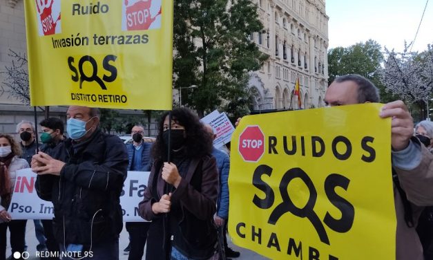 Las asociaciones vecinales impulsan tres nuevas protestas callejeras contra el descontrol de las terrazas