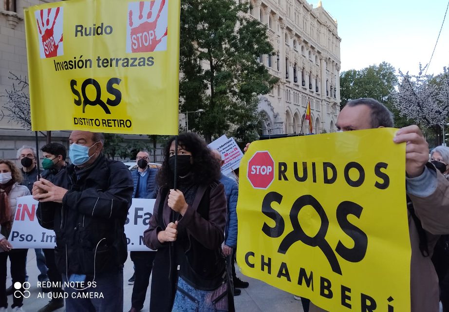 Las asociaciones vecinales impulsan tres nuevas protestas callejeras contra el descontrol de las terrazas