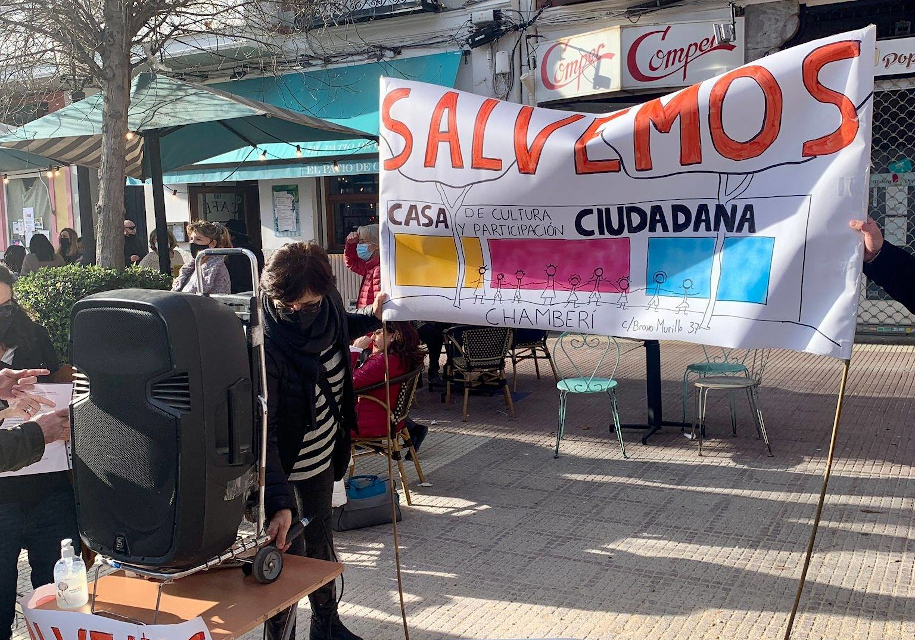 Una sentencia judicial anula la sanción impuesta por el Ayuntamiento a colectivos vecinales por recoger firmas contra el cierre de la Casa de Cultura de Chamberí