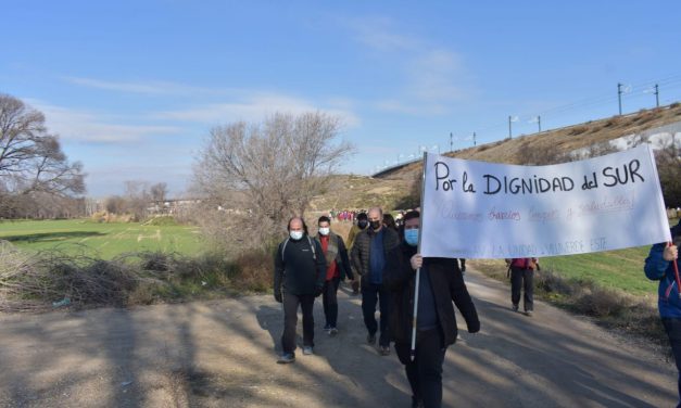Varios cientos de personas dan vida a las marchas por la recuperación del Manzanares Sur