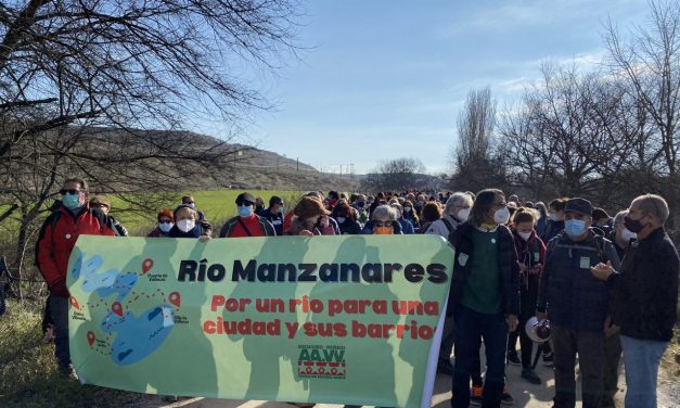 Varios cientos de personas dan vida a las marchas por la recuperación del Manzanares Sur