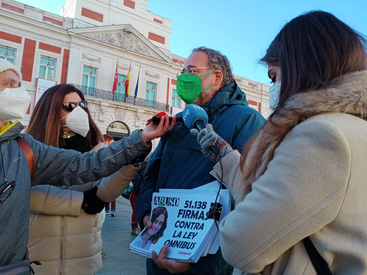 Quique Villalobos en la presentación de las firmas contra la Ley Ómnibus