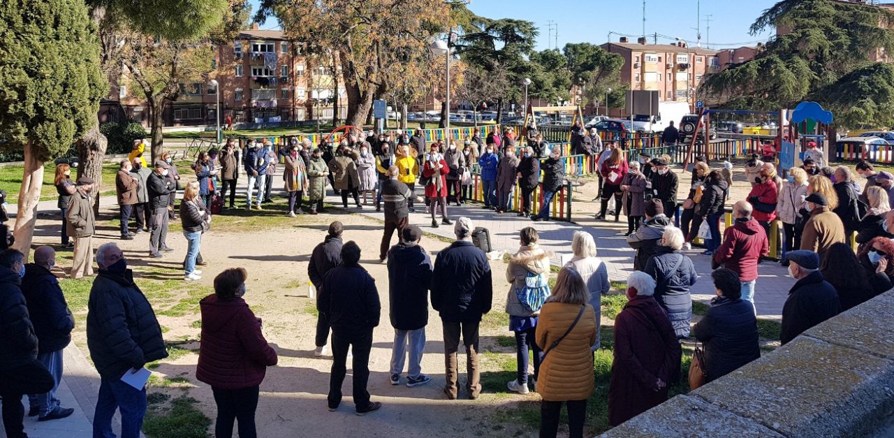 El movimiento vecinal se mueve para que el Ayuntamiento de Madrid se haga cargo de la limpieza en las zonas interbloques