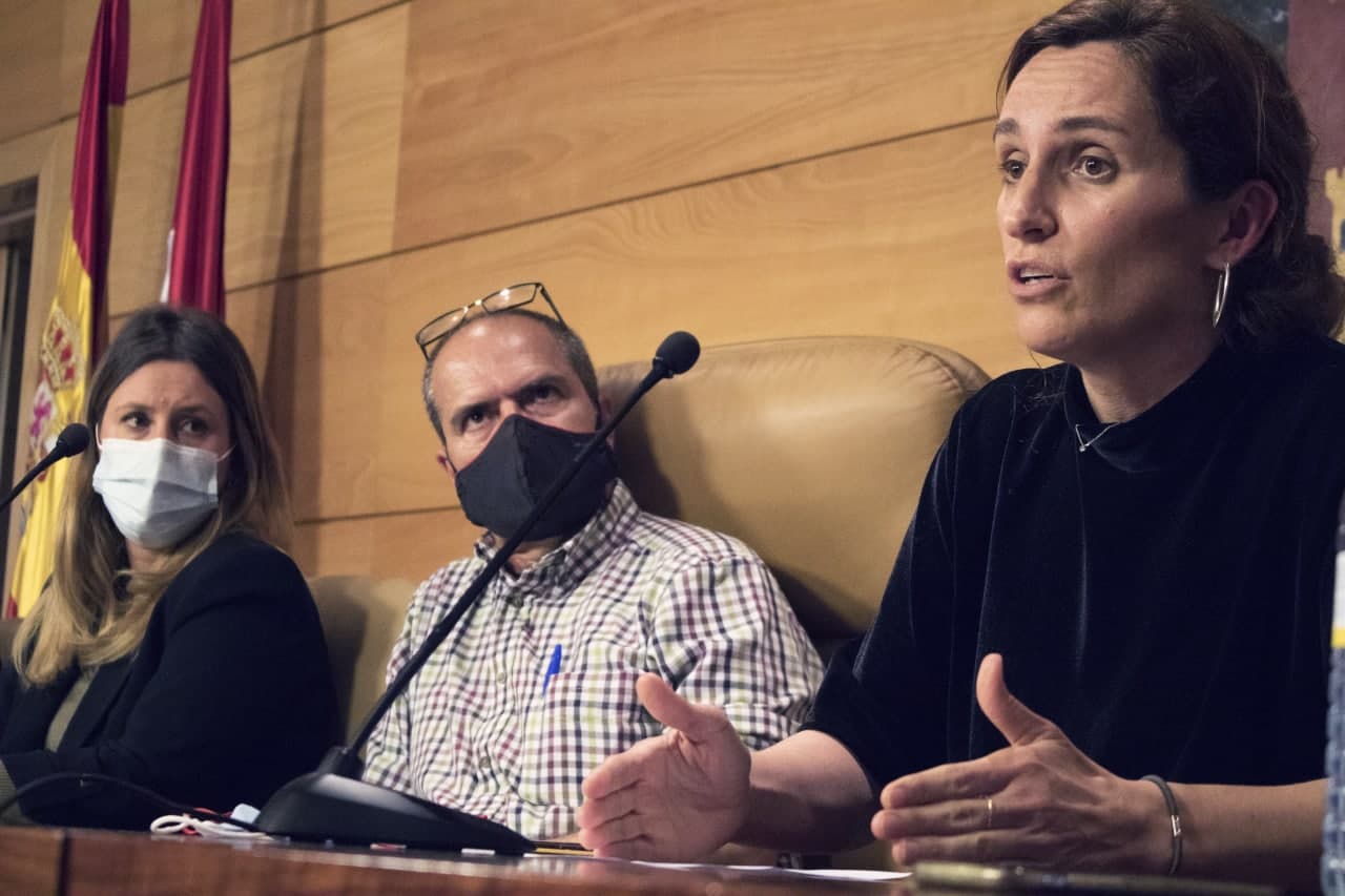 De izquierda a derecha, Alejandra Jacinto (Unidas Podemos), Vicente Pérez Quintana (FRAVM) y Mónica García (Más Madrid)