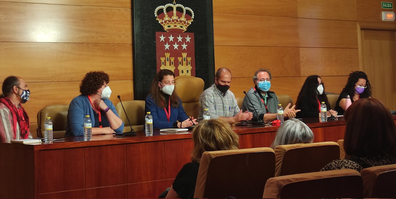 Colectivos sociales y partidos exigen un plan integral para retirar el amianto de los centros escolares