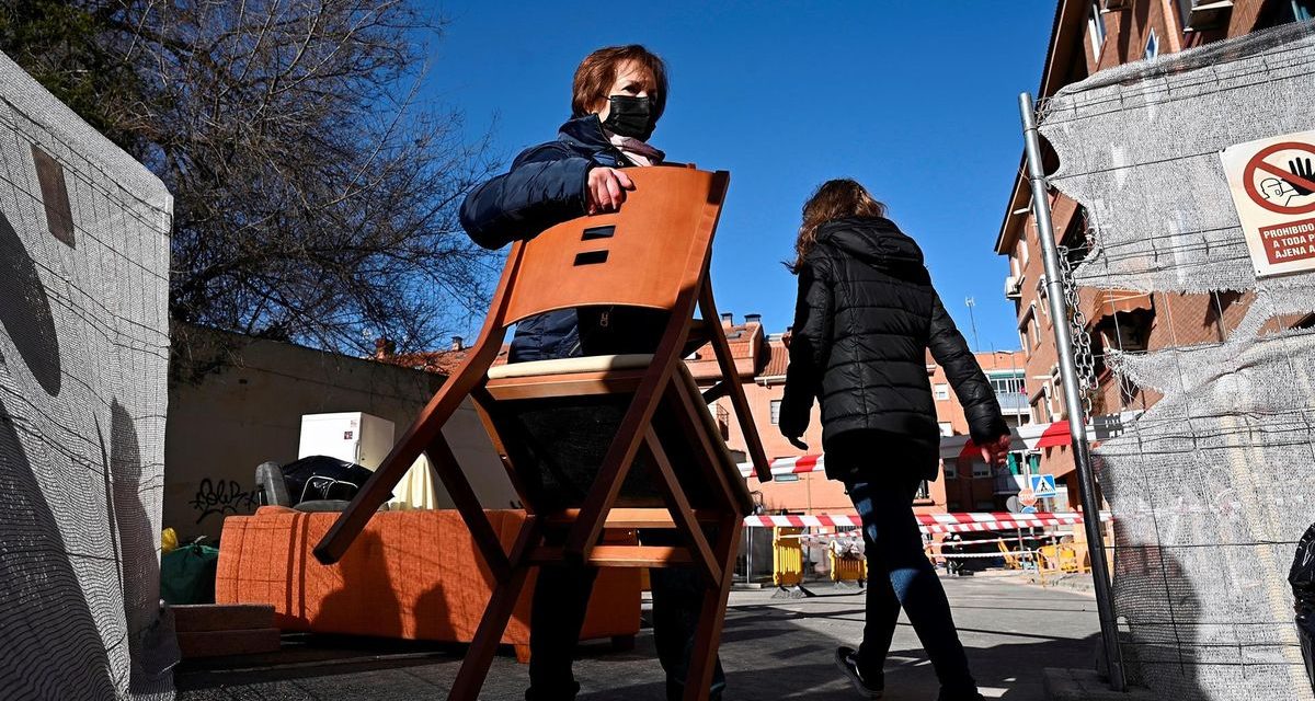 Los afectados por los derribos de la línea 7B de Metro protestan por la falta de alternativas dignas de vivienda