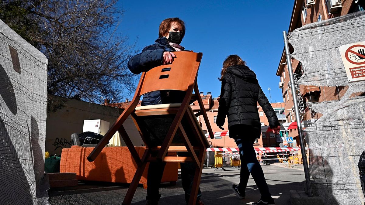 Los afectados por los derribos de la línea 7B de Metro protestan por la falta de alternativas dignas de vivienda
