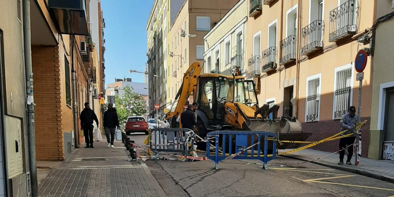 El Ayuntamiento tapona el socavón surgido junto a las cocinas fantasma de la calle José Calvo de Madrid