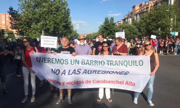 Asociaciones vecinales, culturales y AMPAs se manifiestan en Carabanchel Alto “por un barrio tranquilo y sin agresiones”