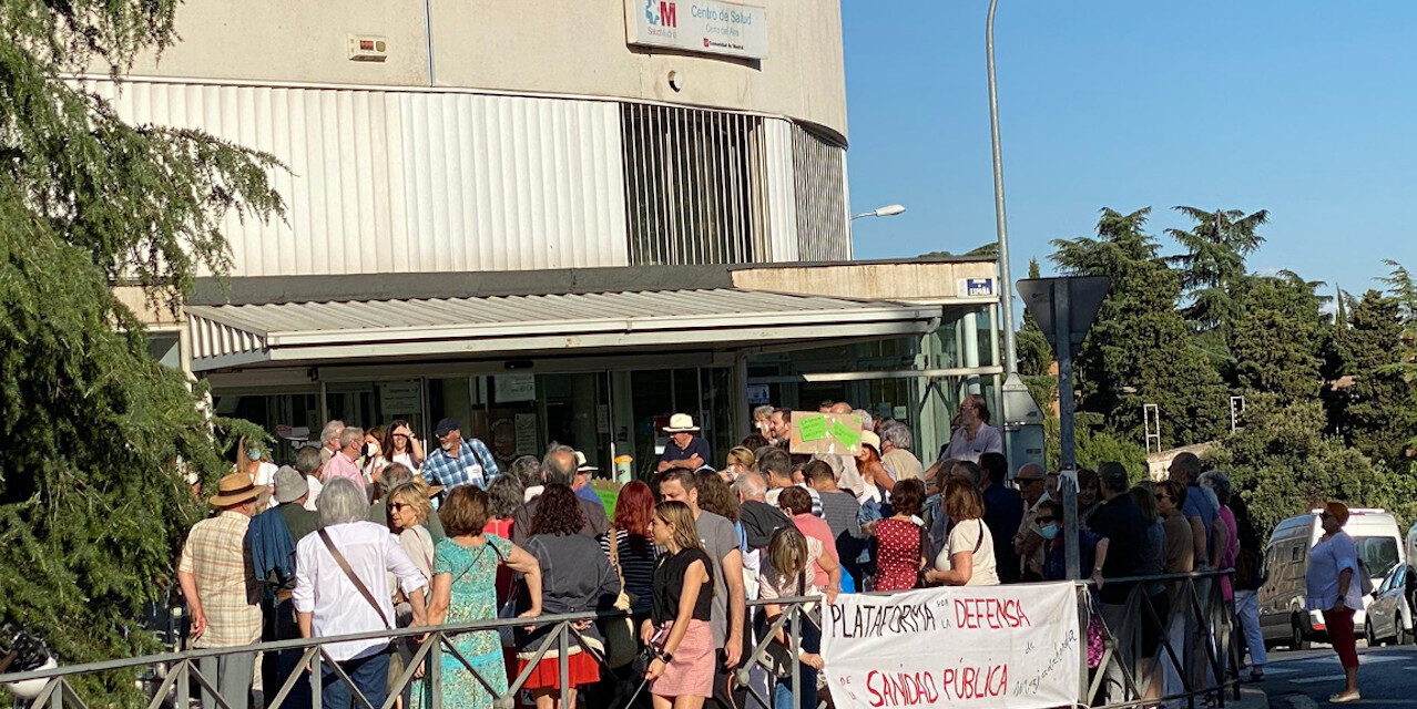 La Asociación Vecinal de Majadahonda y la Plataforma en Defensa de la Sanidad Pública se manifiestan contra el cierre del servicio de urgencias