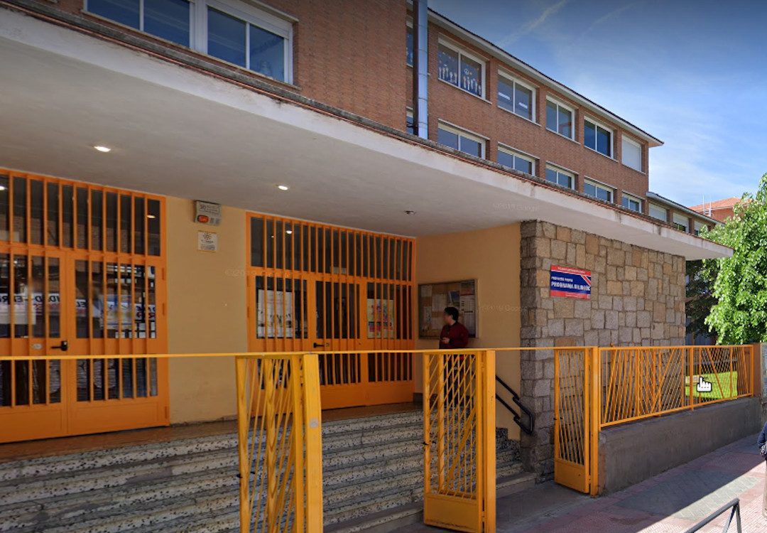 Las asociaciones vecinales de Carabanchel apoyan a las familias del alumnado a quienes la dirección de su colegio ha dejado sin la plaza en el instituto