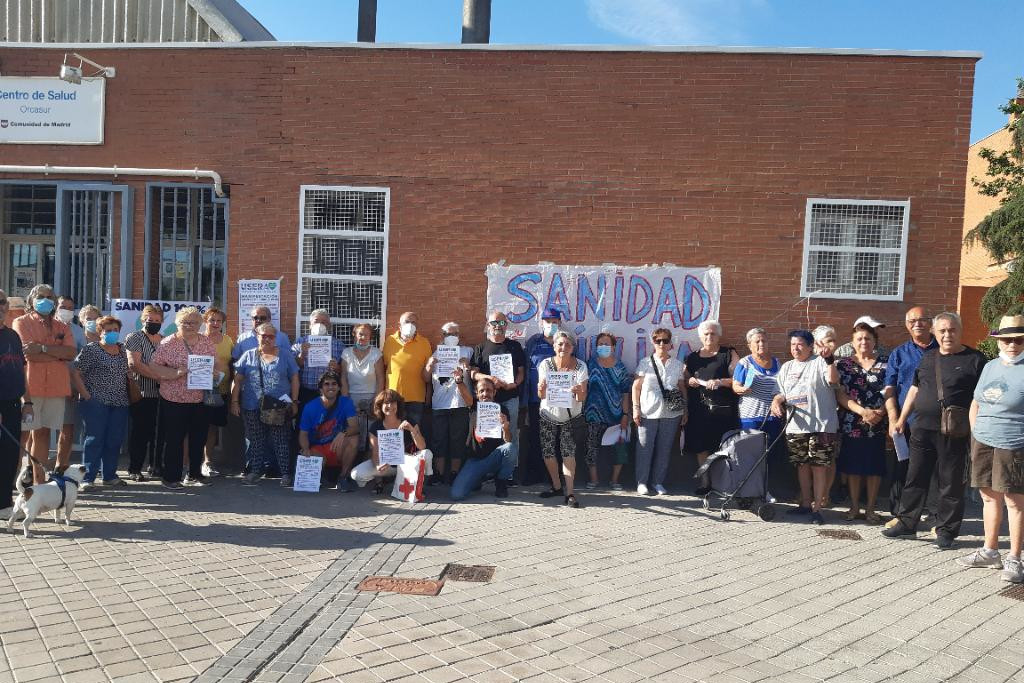 Como cada lunes desde hace casi un año, el 6 de junio la AV de Orcasur organizó una concentración ante el centro de salud del barrio / AV Orcasur