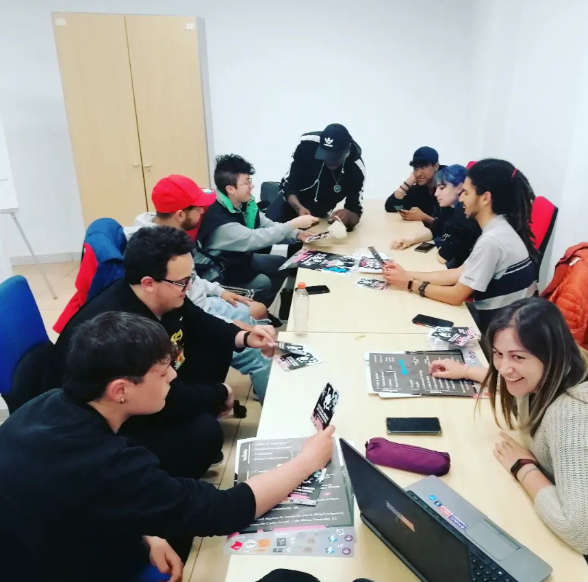 El Barrio Más Joven. Reunión de grupo de jóvenes en Carabanchel