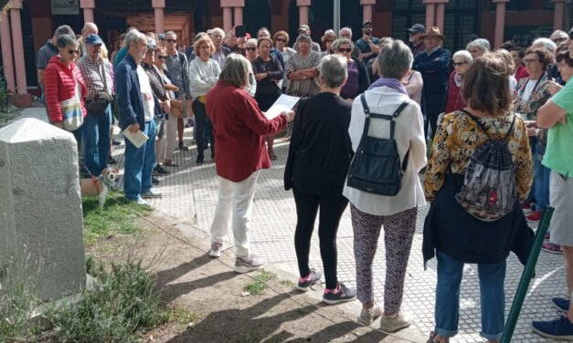 Más de un centenar de personas se concentra ante el mural vandalizado de Rosa Luxemburgo en Aravaca para trasladar su condena