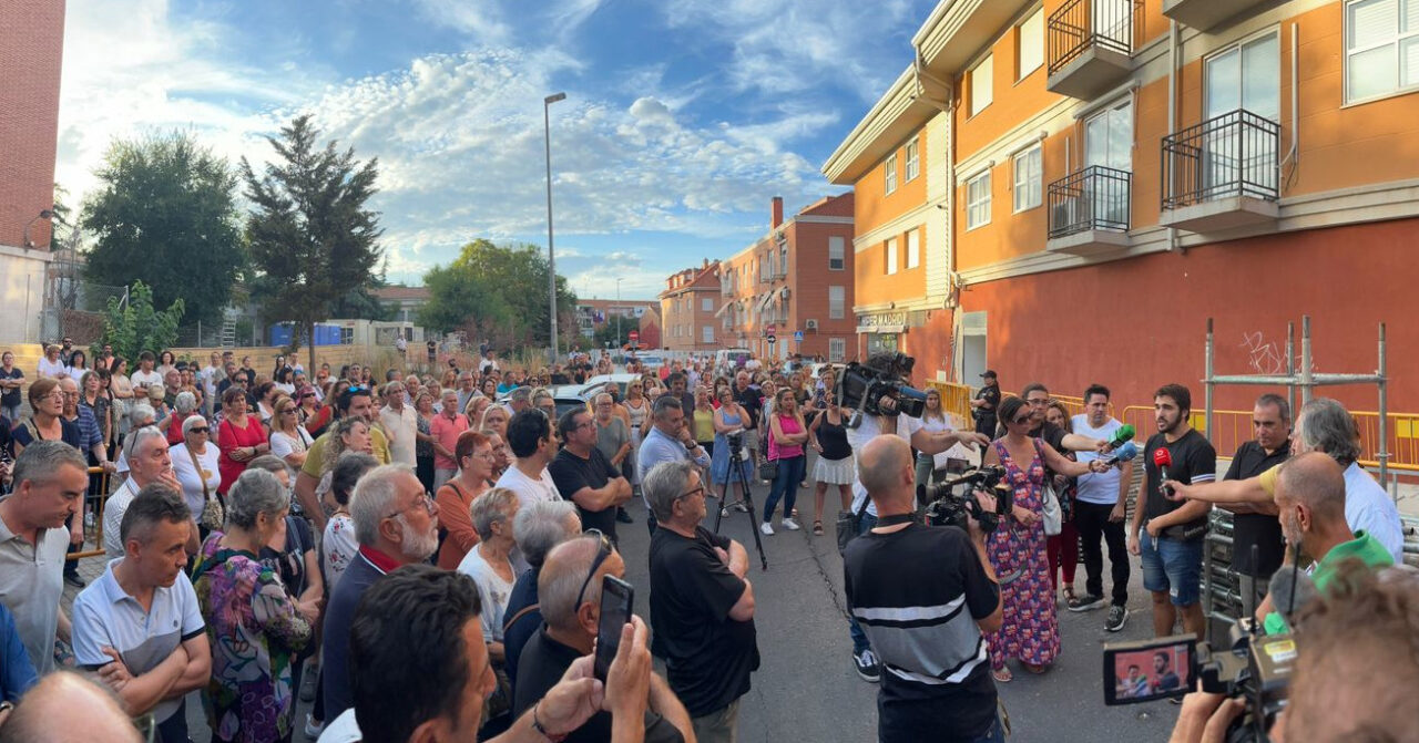 Los afectados por la línea 7B de Metro responden a los nuevos desahucios con una manifestación