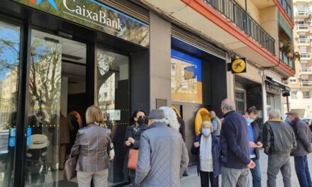 “Somos vecinas mayores pero no idiotas”: protesta en Orcasitas por el maltrato de los bancos