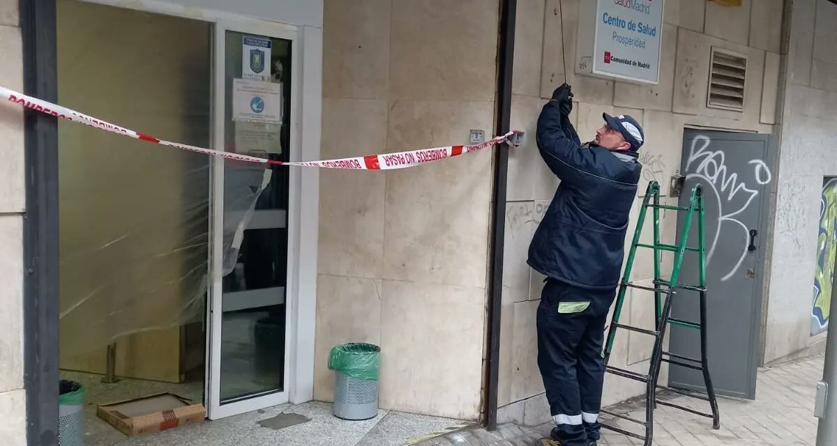 Manifestación en Prosperidad para pedir un autobús hasta el centro de salud que sustituye al clausurado por el derrumbe