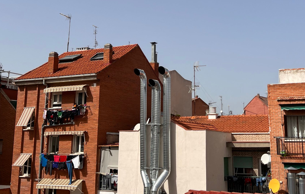 Continúa la pesadilla de la vecindad afectada por las cocinas fantasma de Dani García, que acumula nuevas irregularidades