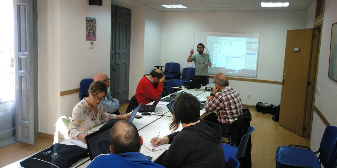 La Escuela Vecinal continúa su labor formativa ofreciendo un nuevo curso gratuito de gestión de redes sociales para asociaciones vecinales