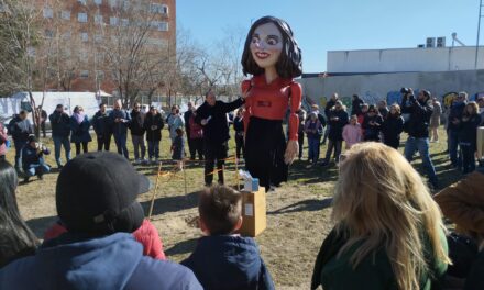 El barrio de Butarque escenifica la colocación de la primera piedra de su centro de salud con la presencia de ‘La Pinocha’