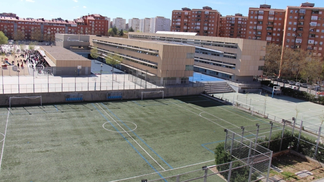 Las asociaciones vecinales apoyan la decisión del Ayuntamiento de clausurar el Centro Deportivo Newman en San Blas