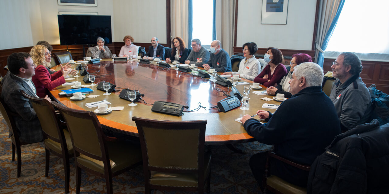La presidenta del Congreso reconoce la importancia del movimiento vecinal