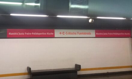 Colectivos vecinales celebran el cambio de nombre de la estación “Fanjul” a “Maestra Justa Freire-Polideportivo Aluche”