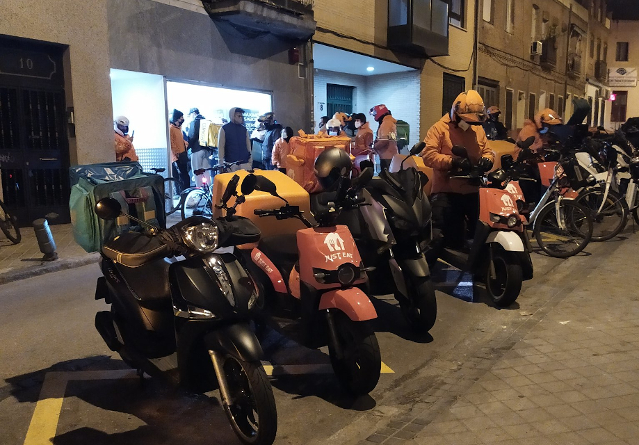 Concentración por el cierre de las cocinas fantasma en Tetuán, el distrito más afectado de Madrid