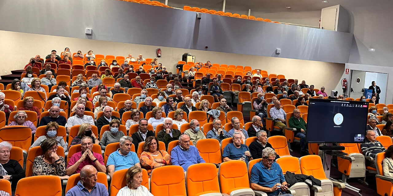Los mayores de Las Rosas llenarán el último pleno de San Blas para exigir la construcción de su prometido centro