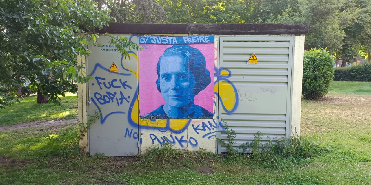 La Maestra Justa Freire reaparece en su calle en plena campaña electoral