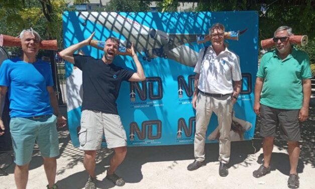 Concentración frente al Ministerio de Transportes contra las ampliaciones de aeropuertos y el aumento de los vuelos