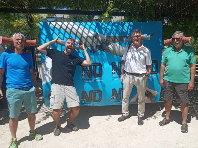 Concentración frente al Ministerio de Transportes contra las ampliaciones de aeropuertos y el aumento de los vuelos