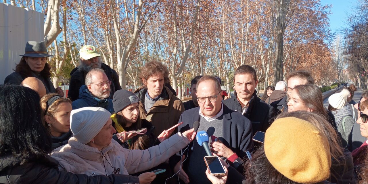 Juan Lobato, Reyes Maroto y el eurodiputado César Luena visitan el parque de Arganzuela tras el destrozo provocado por las talas de la línea 11