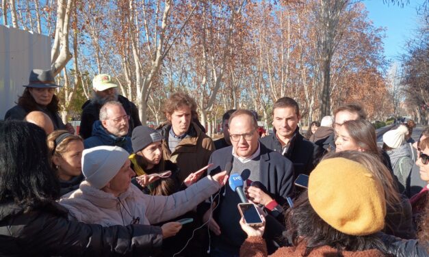 Juan Lobato, Reyes Maroto y el eurodiputado César Luena visitan el parque de Arganzuela tras el destrozo provocado por las talas de la línea 11