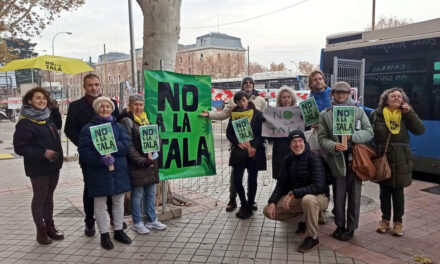 Protesta vecinal ante el inminente comienzo en Atocha de las talas por la ampliación de la línea 11 de Metro