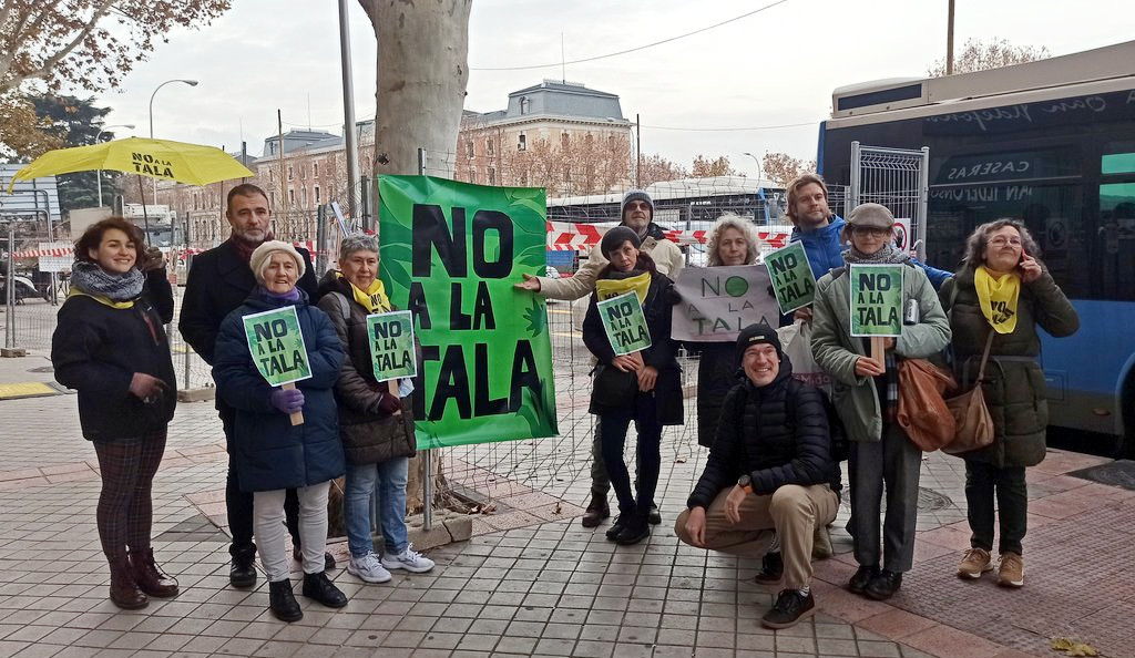Protesta vecinal ante el inminente comienzo en Atocha de las talas por la ampliación de la línea 11 de Metro