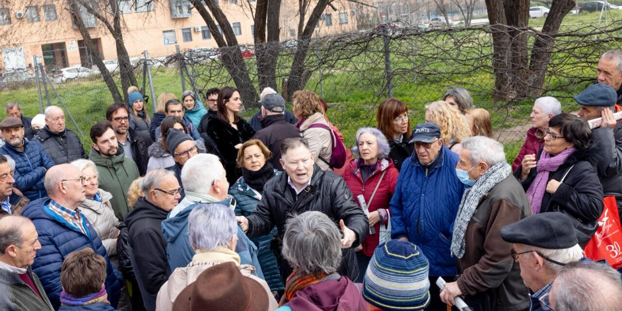 Los mayores de Las Rosas volverán a llenar el pleno de la Junta de San Blas para exigir la construcción de su prometido centro