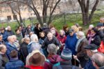 Miembros de la AV Las Musas-Las Rosas ante la parcela que reclaman para construir un centro de mayores