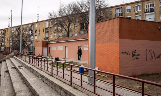 La Plataforma Vecinal de San Blas reclama al Ayuntamiento que impulse el uso deportivo de la pista y vestuarios abandonados de la calle Tejedores